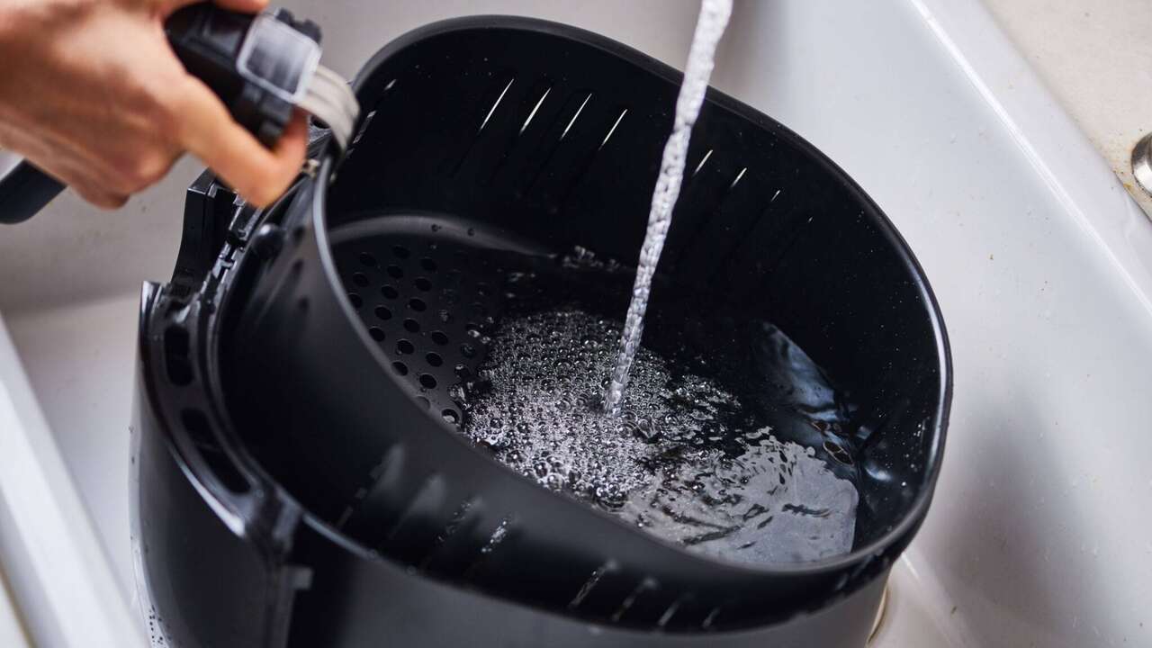 Ni con detergente ni con jabón: los dos únicos ingredientes de cocina que necesitas para limpiar la airfryer sin rayarla