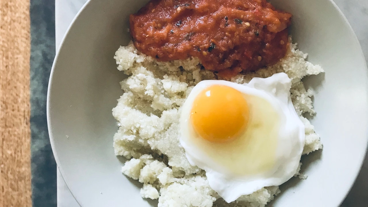 Los huevos fritos no suben el colesterol sino que pueden bajarlo, según un estudio