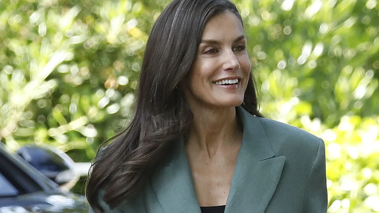 La Reina Letizia se ha comprado en Mango el traje verde de lino para llevar con merceditas al trabajo en junio