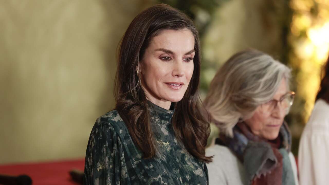 La Reina Letizia con botas altas y vestido rebajado para premiar al joven talento científico femenino