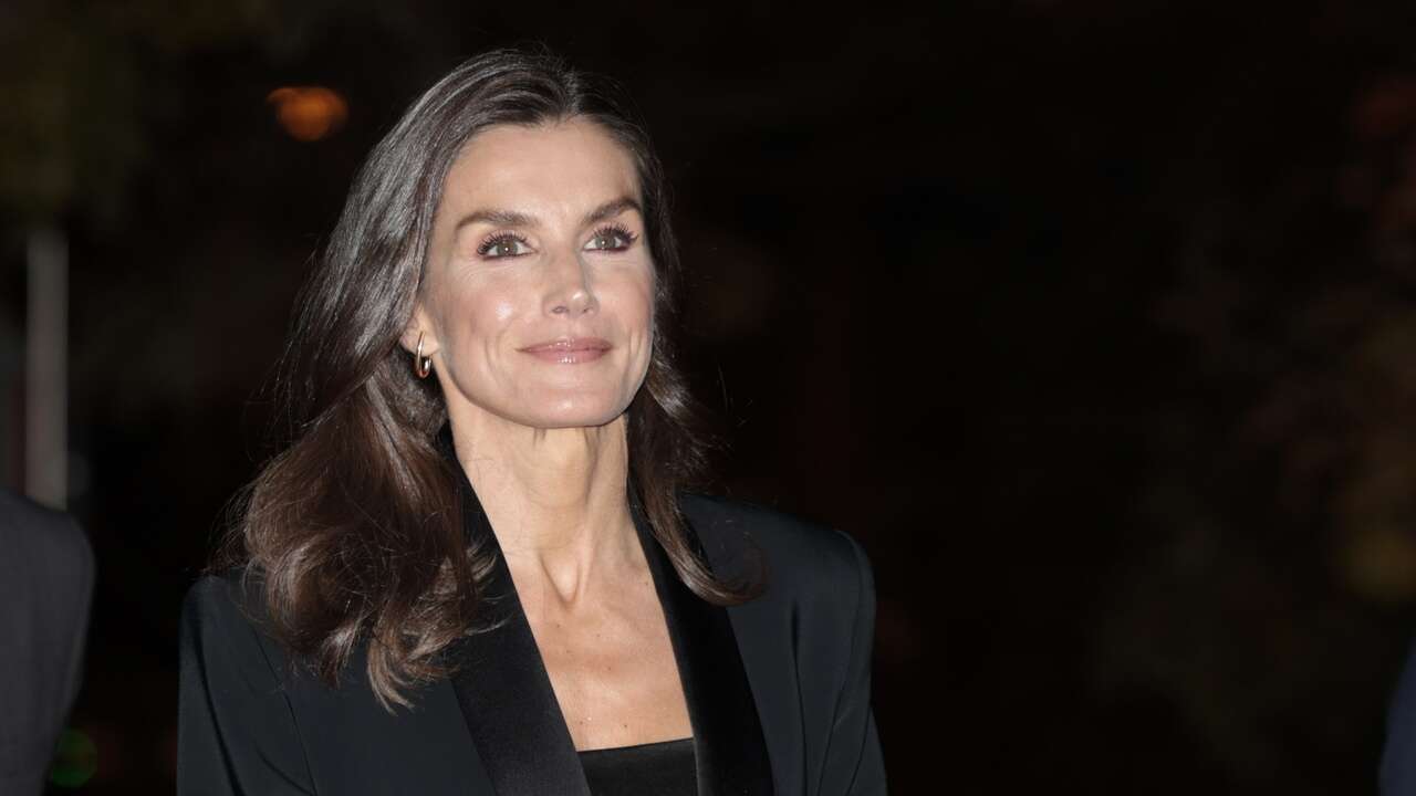 La Reina Letizia se corona como la más elegante con traje negro para su cita con el periodismo en el Premio Francisco Cerecedo