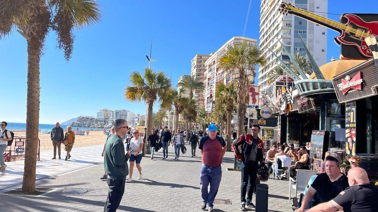 La nueva moda entre los turistas en Benidorm que puede conllevar multas de 500 euros: “Es peligrosa e ilegal”