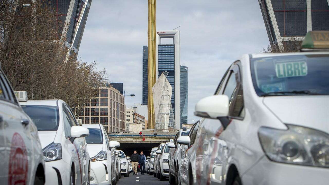 La huelga del transporte por carretera cobra más fuerza: unos 100.000 taxistas se sumarán a los paros