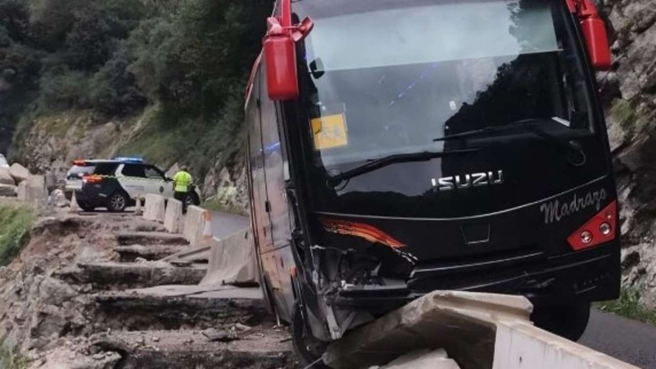 Espectacular accidente de autobús, sin heridos, en Asturias