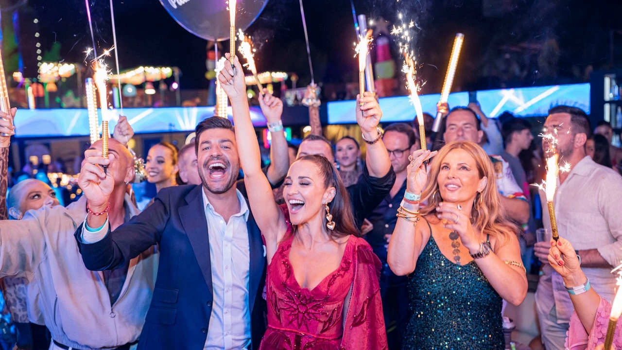 Paula Echevarría reina en Marbella para celebrar su 47 cumpleaños con un vestido que adelanta todas las tendencias de invitada de otoño