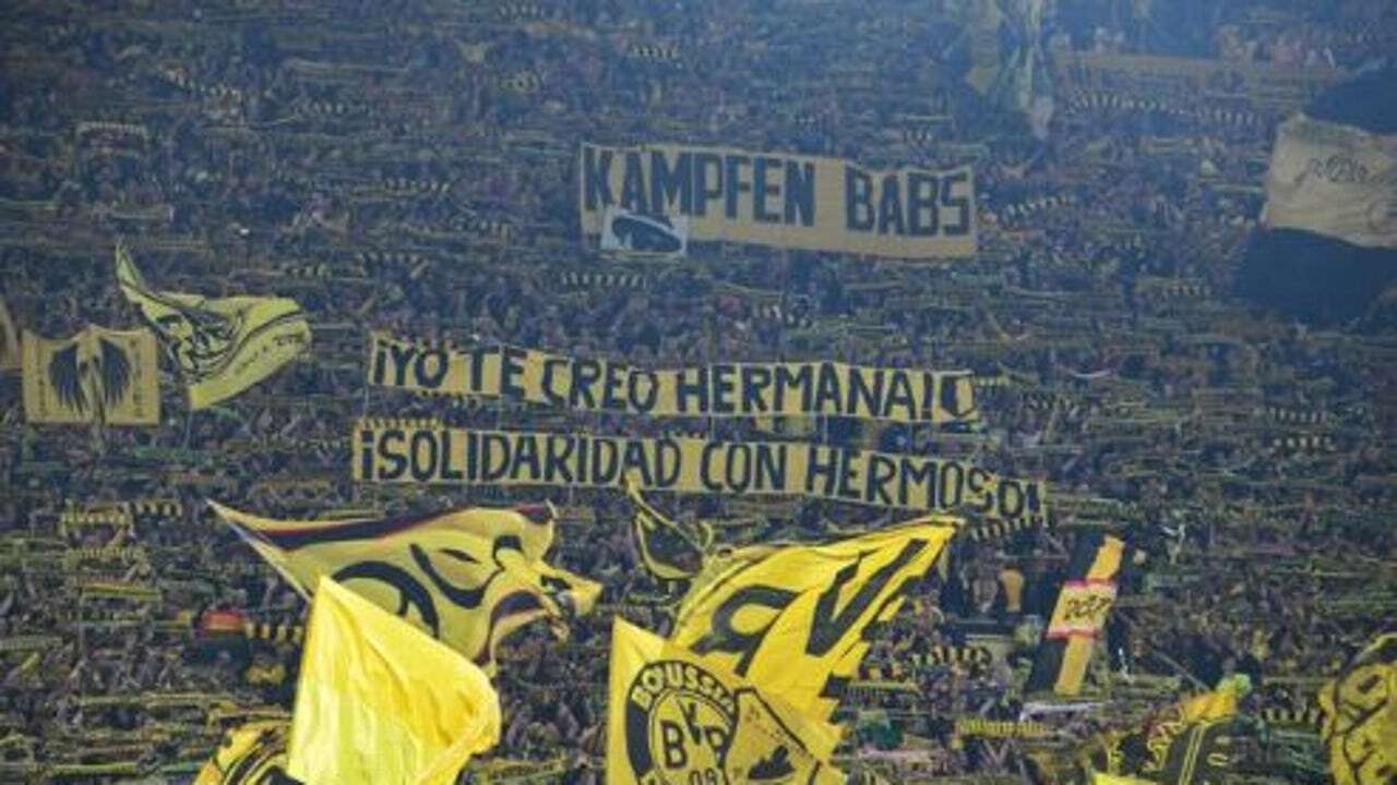 Los aficionados del Borussia Dortmund tiran petardos en el hotel donde descansa el FC Barcelona