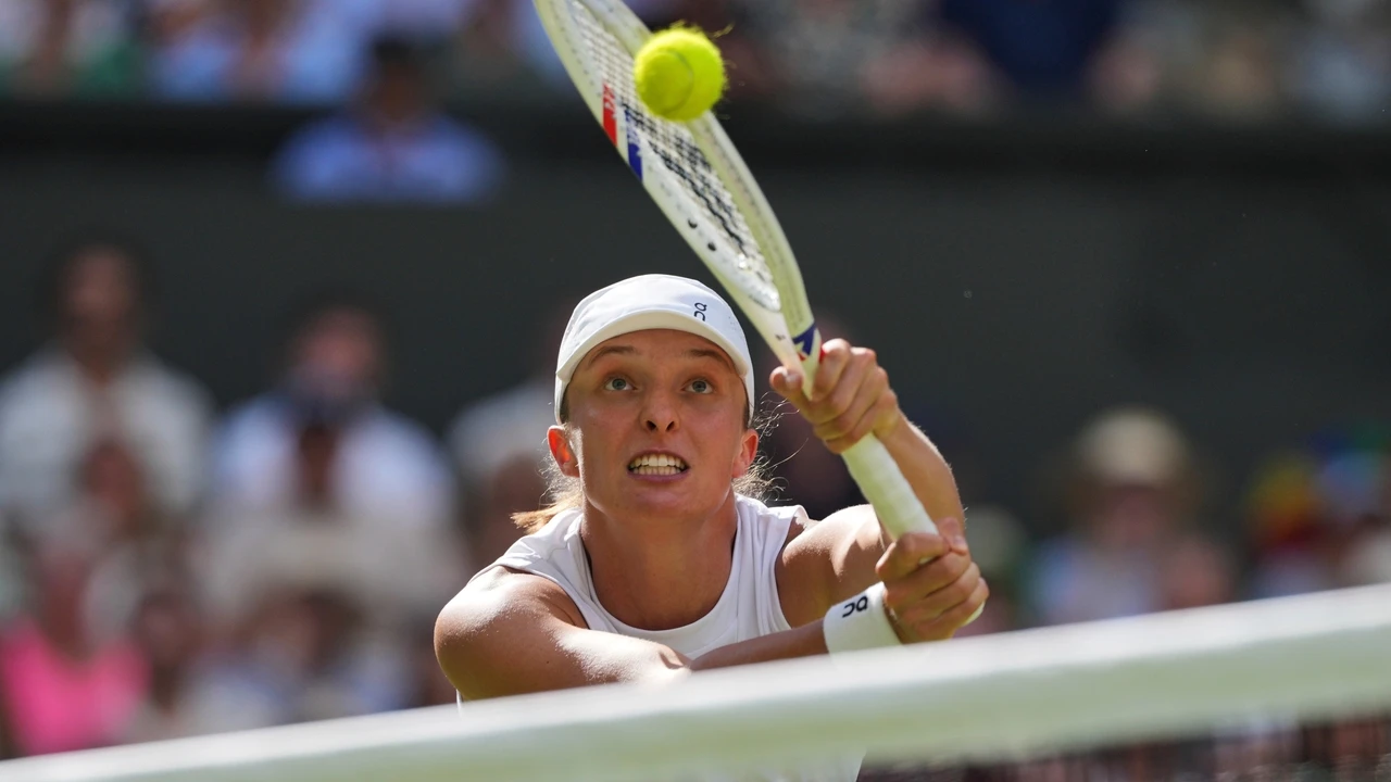 Swiatek conquista por fin la hierba de Wimbledon con la mayor paliza de la historia ante Anisimova (6-0 y 6-0)
