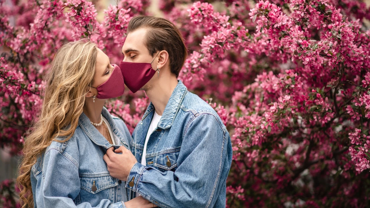 ¿Se puede pasar el gluten con un beso? Un estudio revela por fin si es peligroso