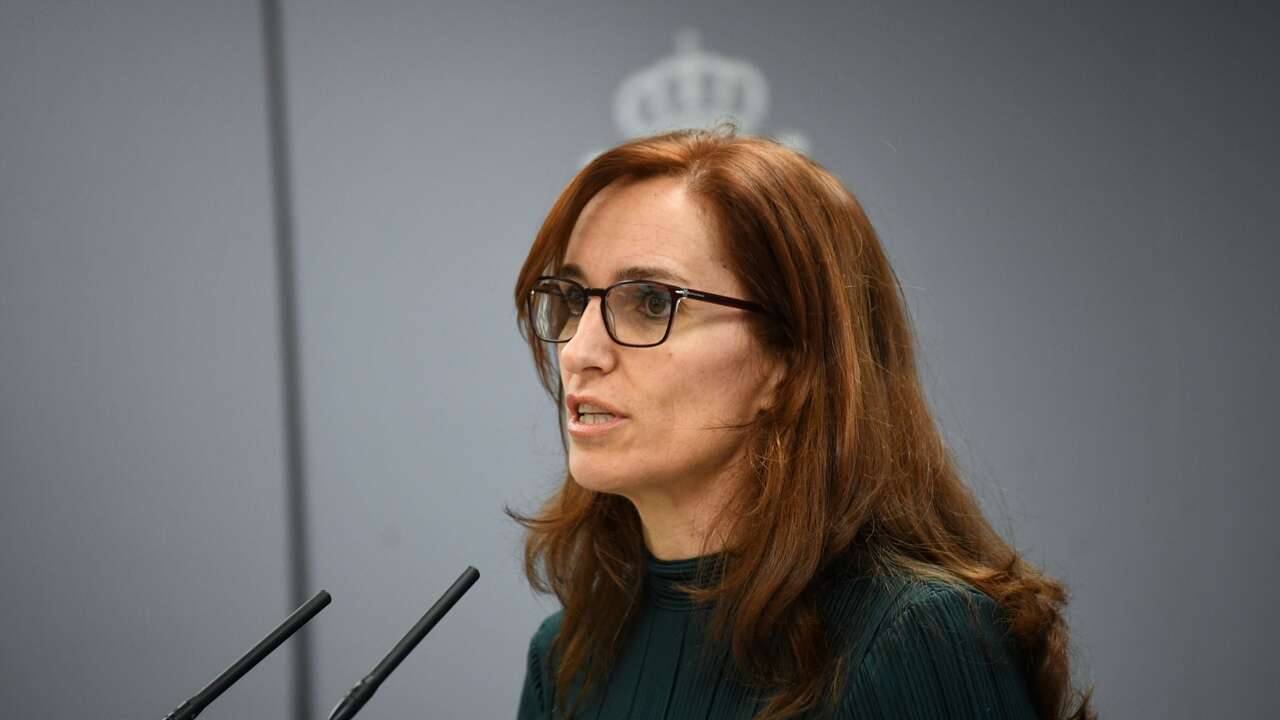 Mónica García quiere prohibir que jefes de servicio y directivos compaginen su labor en la sanidad pública con la privada