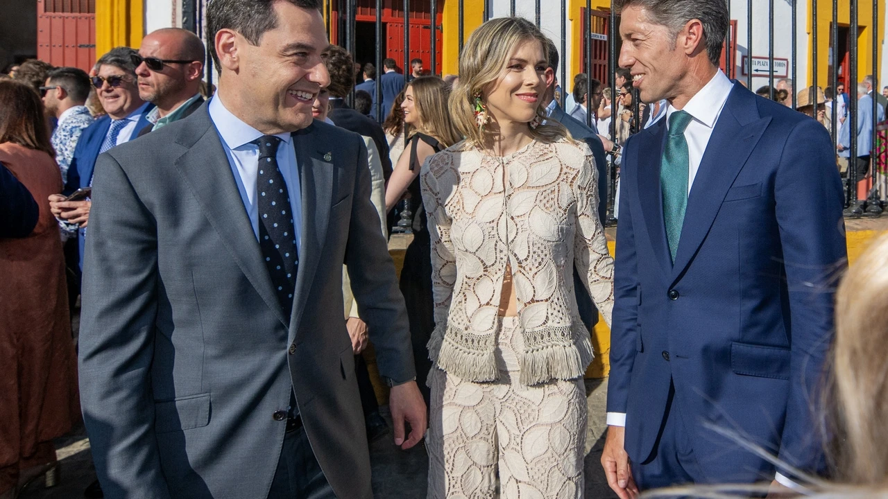Madres de comunión 2025: No vais a querer vestidos después de ver el conjunto de crochet más elegante que Manuela Villena lleva en la Feria de Abril