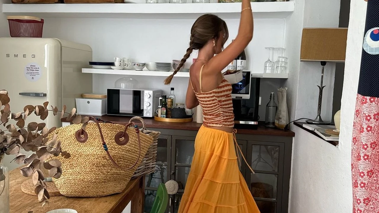Las faldas largas y boho serán la solución definitiva para las chicas que miden 1,56