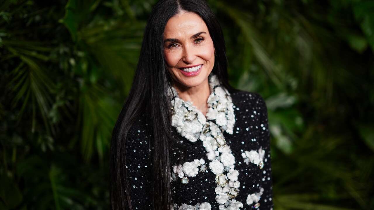 Oscar 2025: Demi Moore deslumbra con conjunto de tweed a sus 62 años en la cena anual de Chanel horas antes de la gala