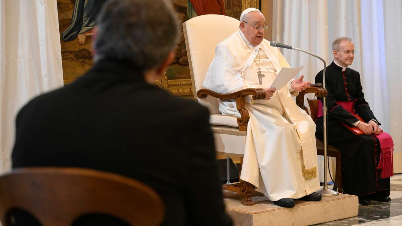 El Papa celebró el Ángelus con la voz ronca y algo de tos pero sin el tutor en el brazo