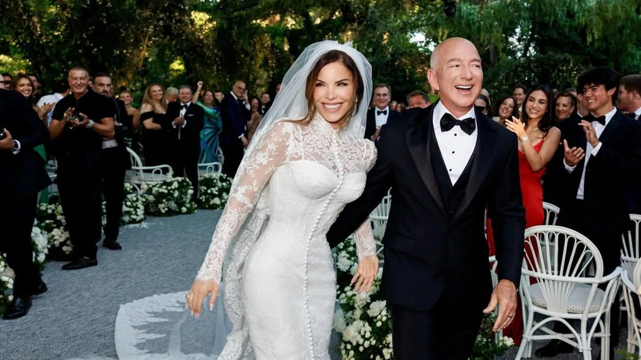 Los detalles del vestido de novia de Lauren Sánchez en su boda con Jeff Bezos en Venecia: inspirado en Sophia Loren, con encajes y cola XL