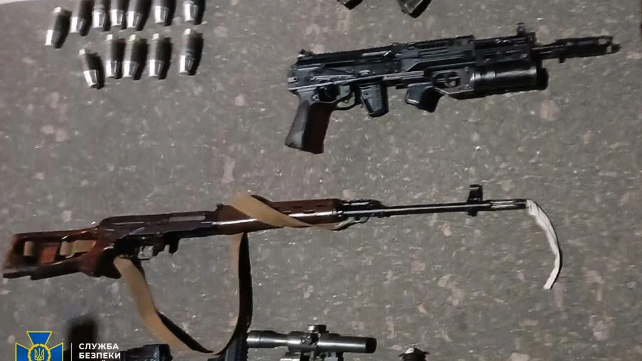 Reventa de armas de combate: la inteligencia Ucraniana detiene a varias personas sospechosas de este delito