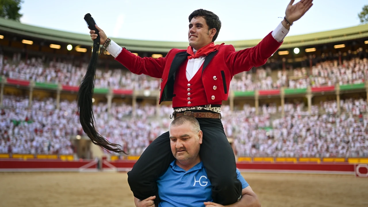 Guillermo Hermoso corta un rabo y mantiene el testigo paterno en Pamplona