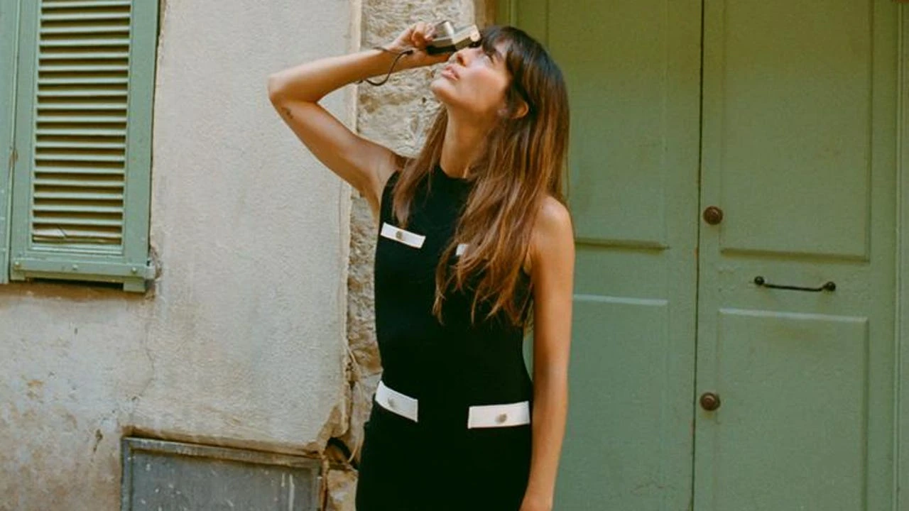 Nos vamos directas a Zara a por el vestido cortito de punto que las chicas francesas (y Camille) llevarían en la cuarta temporada de 'Emily in Paris'