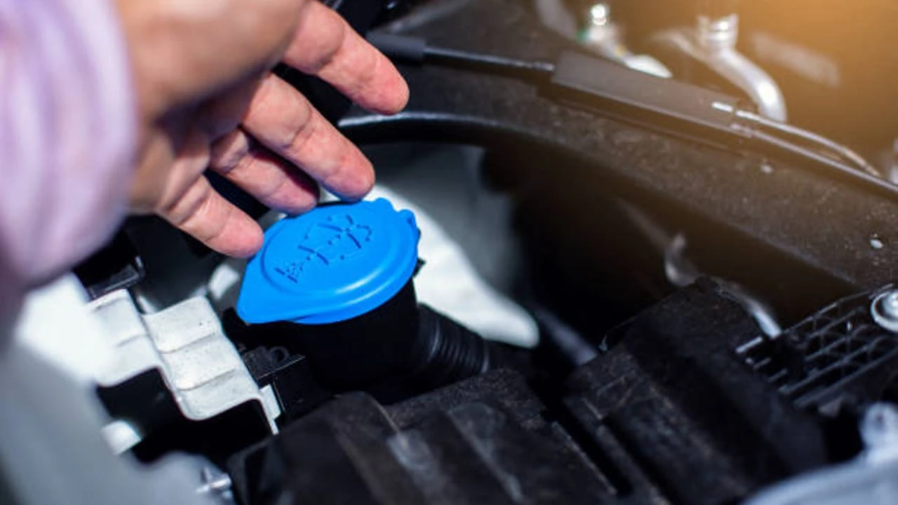 Por qué no debo echar agua en lugar del líquido limpiaparabrisas de mi coche: los expertos dan la respuesta