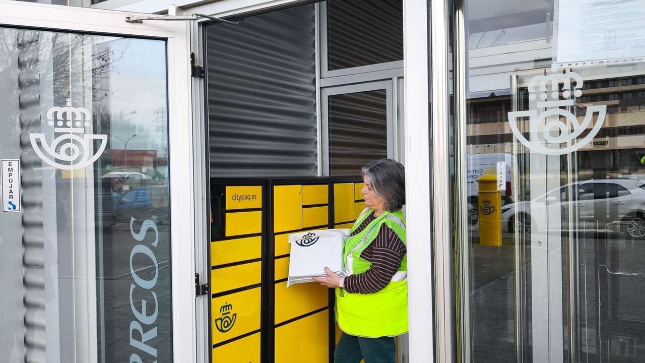 Correos reubicará a los 900 empleados afectados por el cierre de 36 centros y ofrece 2.100 excedencias voluntarias