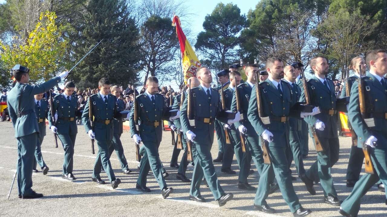 El uso del uniforme de la Guardia Civil genera dudas: ¿se puede usar en Semana Santa o las bodas?