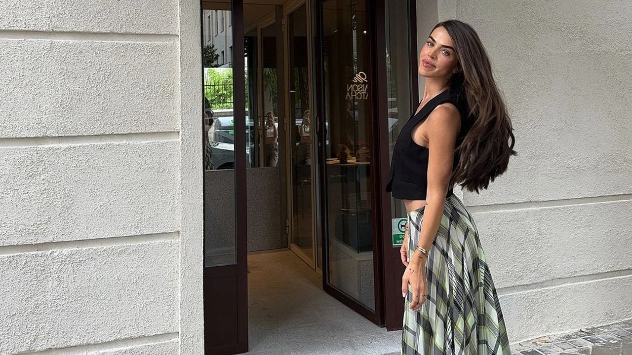 Nos vamos directas a las rebajas de Zara a por la falda midi con la que Violeta Mangriñán ha anunciado su cita más especial