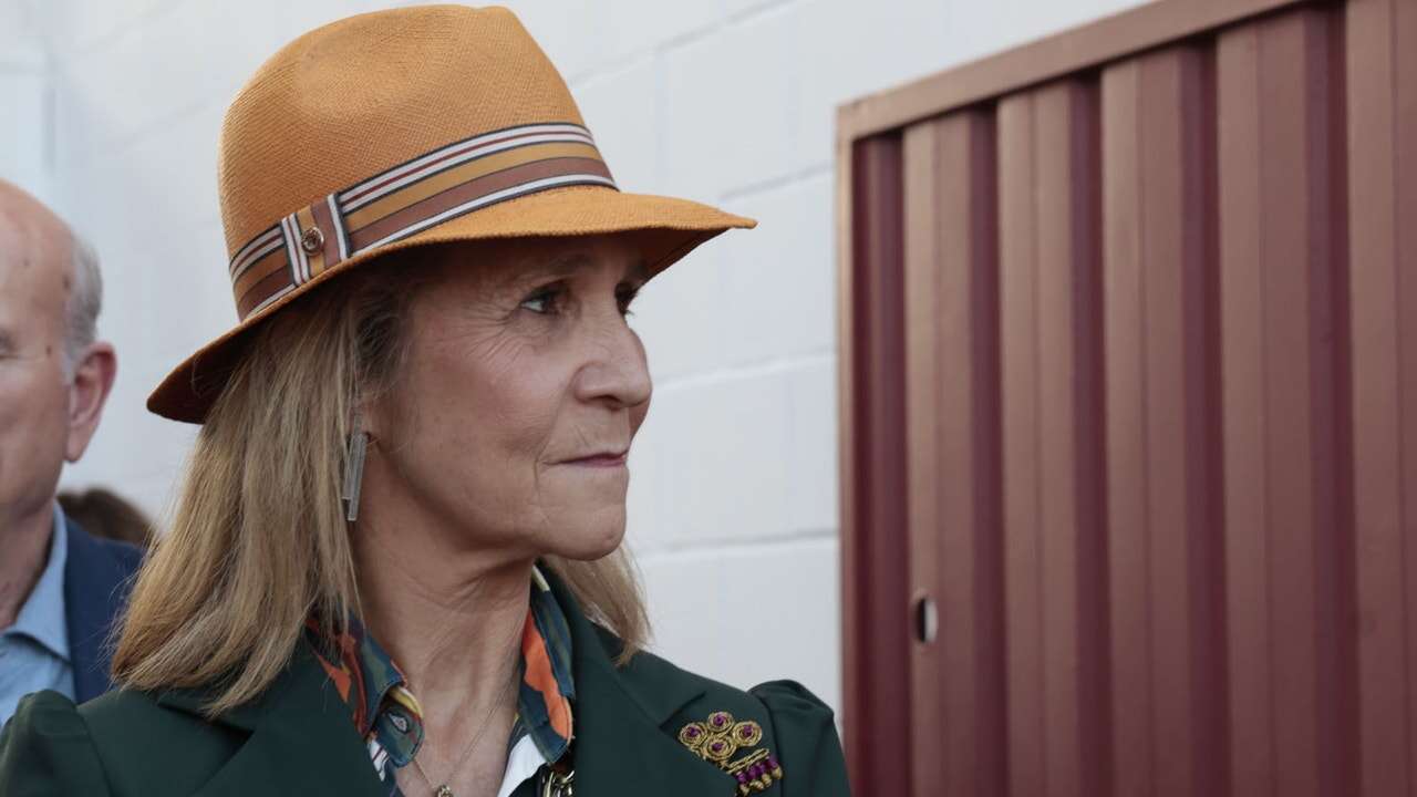 La Infanta Elena le copia el uniforme de trabajo a Letizia (con traje gris) para una mañana solidaria antes de Navidad