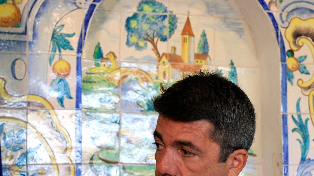 El PSOE arremete contra Carlos Mazón y pone en duda sus estudios tras la dimisión de Noelia Núñez