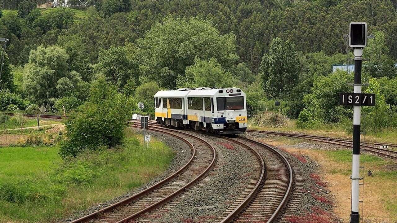 Evacuados los pasajeros del tren Bilbao-Santander tras averiarse en Treto