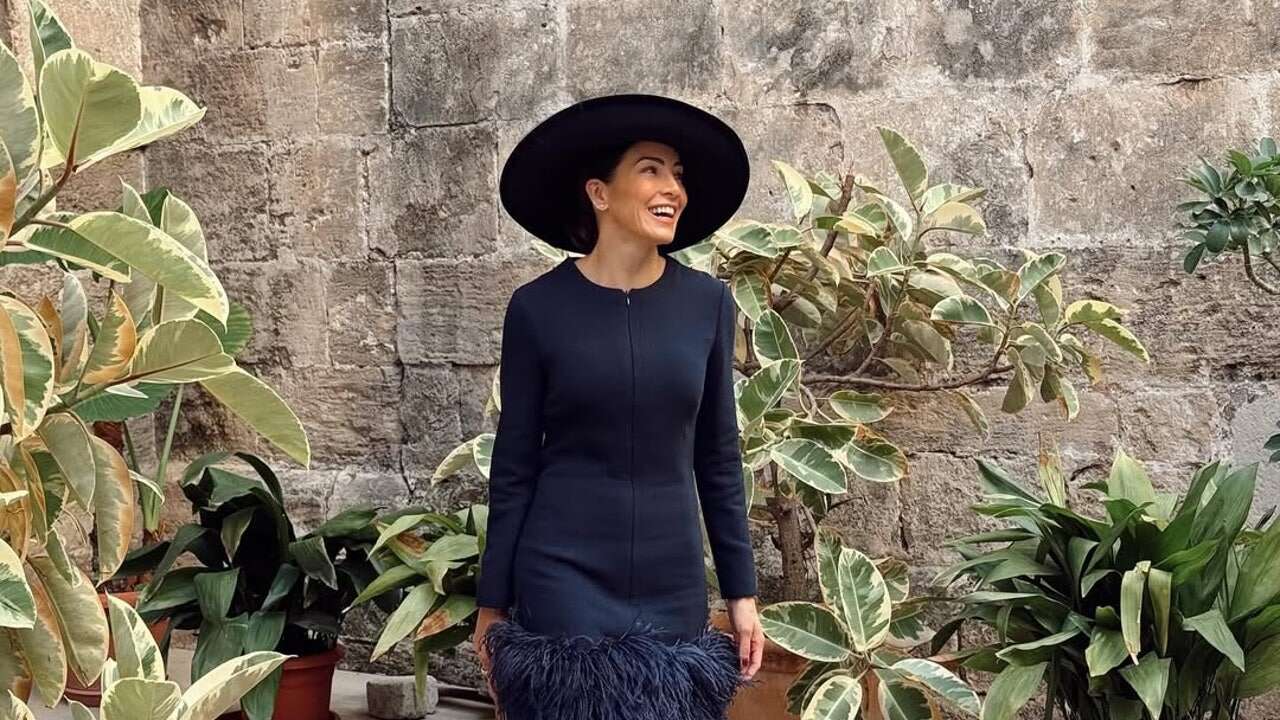 Virginia Troconis se ha convertido en la invitada perfecta de invierno con vestido de plumas de firma catalana