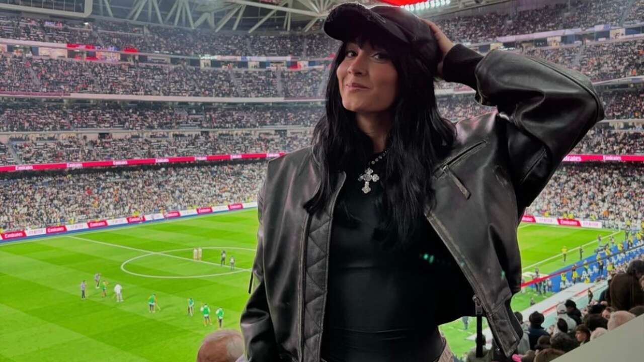 Aitana vuelve a casa para ver el Clásico y nos sorprende con el look más cañero para una noche de fútbol en el Bernabéu