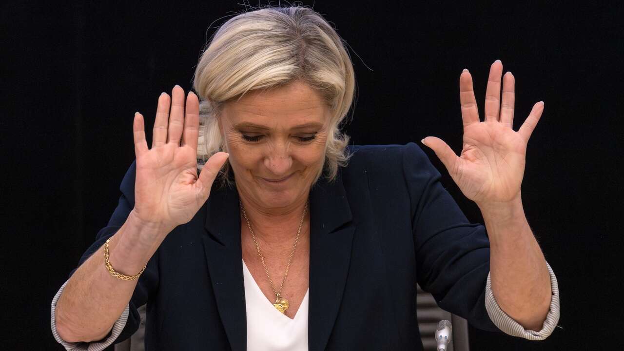 Marine Le Pen se sienta en el banquillo en un juicio que puede comprometer su carrera