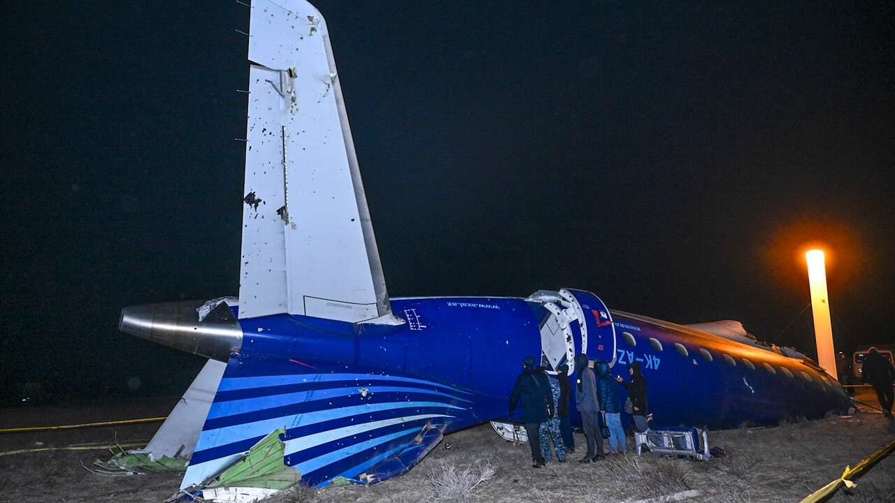 Las cinco últimas palabras del piloto antes de que el avión se estrellara en Kazajistán y murieran 38 personas