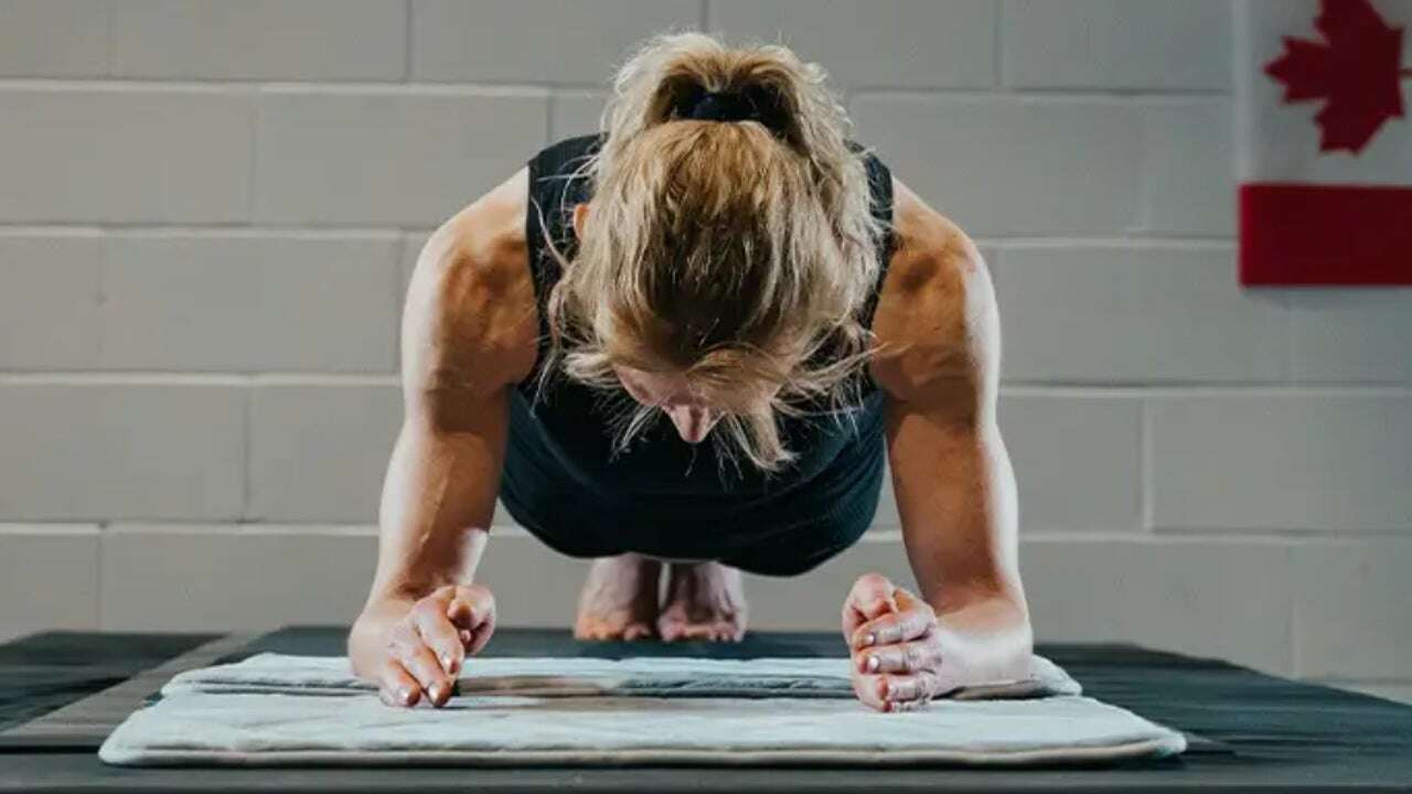 ¿A cuántas abdominales equivale un minuto de plancha? El ejercicio que define el abdomen y la cintura