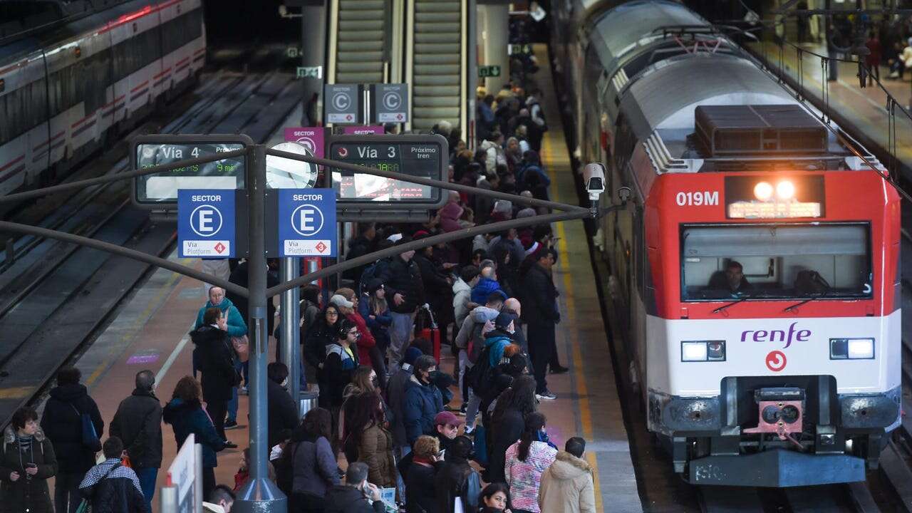 Los trenes de Cercanías, media distancia y autobuses urbanos subirán de precio desde mañana jueves