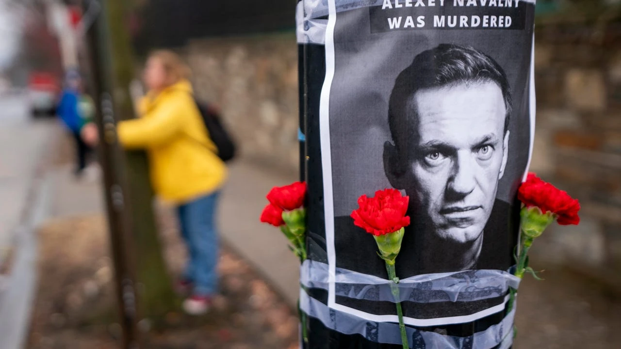 Los aliados de Navalni acusan a Putin de asesinar al disidente días antes de ser incluido en un canje de prisioneros