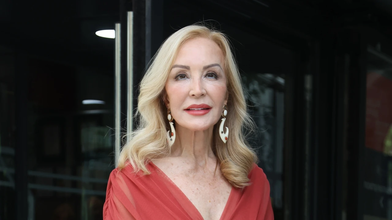 Carmen Lomana se convierte en la pregonera ideal de las Fiestas de Chamberí con el vestido veraniego de efecto tipazo
