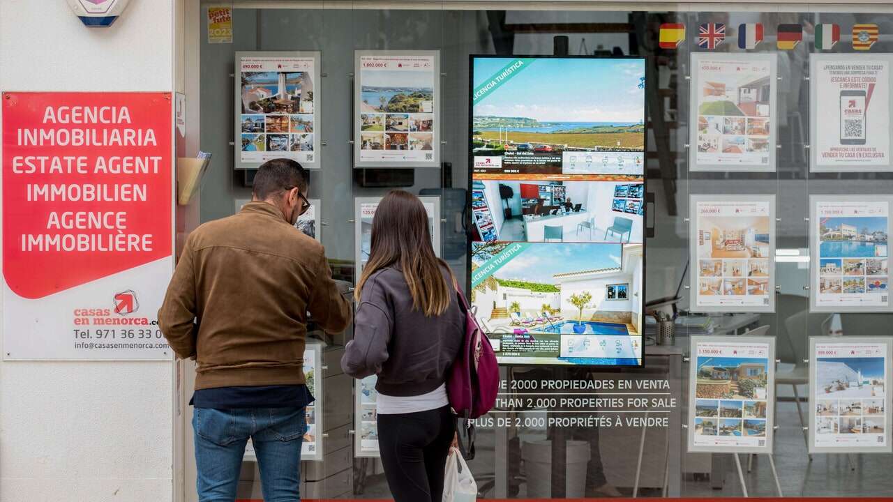 Uno de cada tres españoles compra vivienda a 