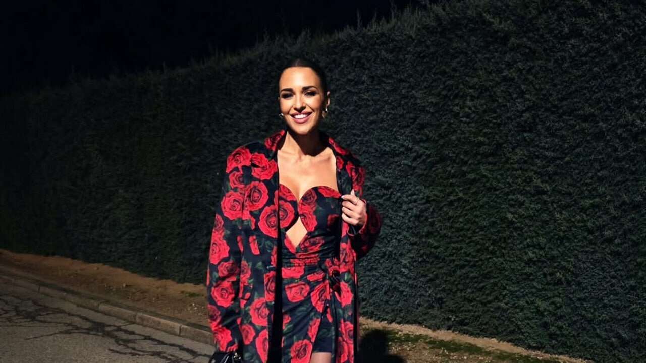 Paula Echevarría celebra San Valentín con vestido de terciopelo (y rosas) de firma portuguesa