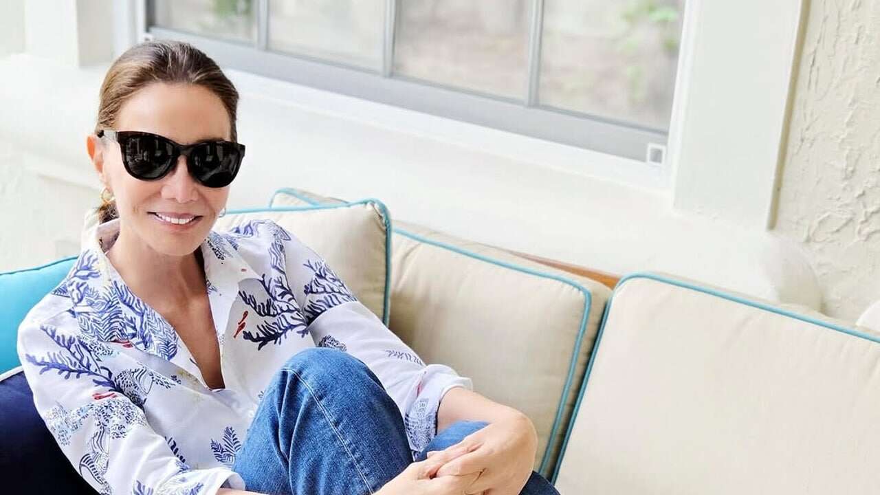 Isabel Preysler cumple 74 años con el look más juvenil con zapatillas de firma española y vaqueros