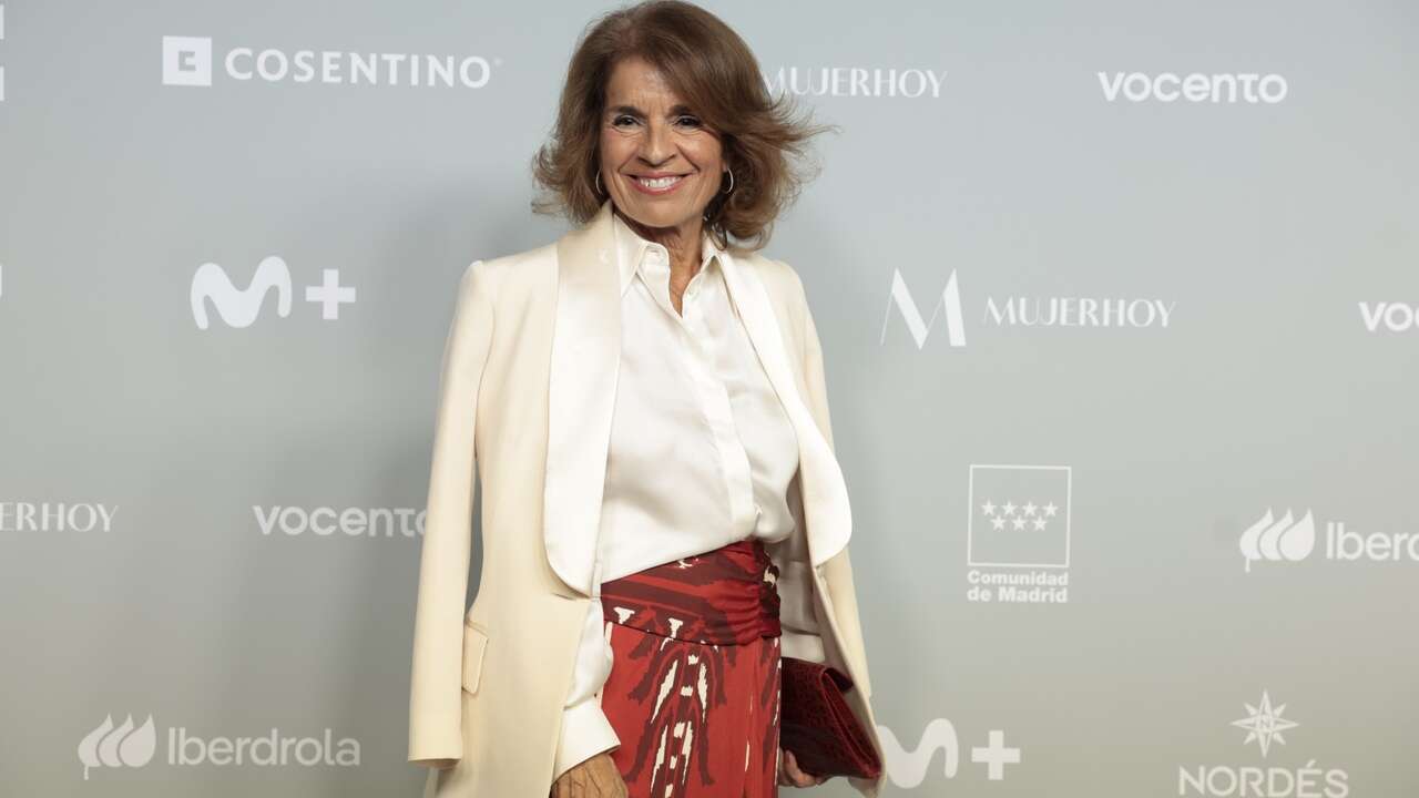 La falda pareo bohemia de Ana Botella también es elegante con camisa blanca y blazer a los 71 años