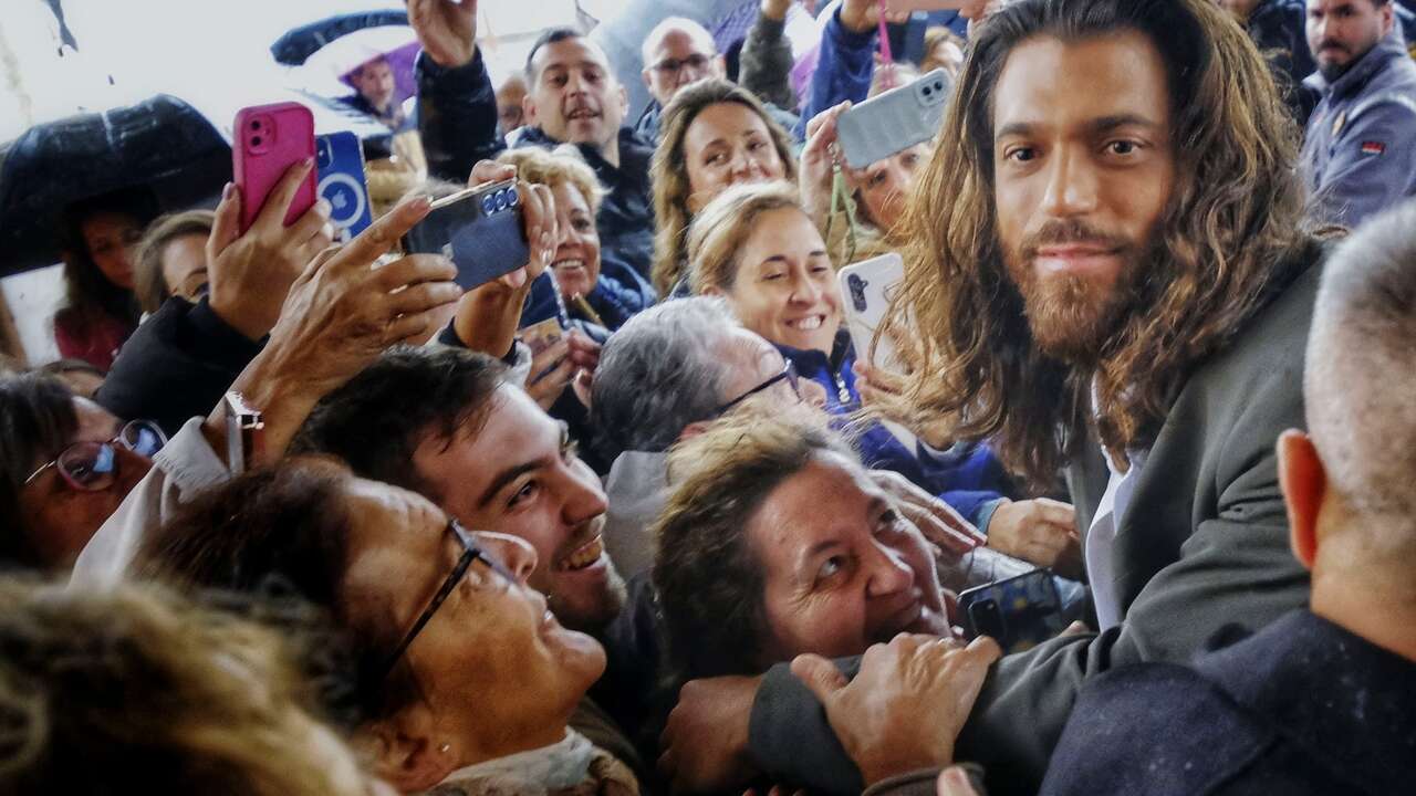 Can Yaman: «En Turquía trabajamos 18 horas sin dormir»