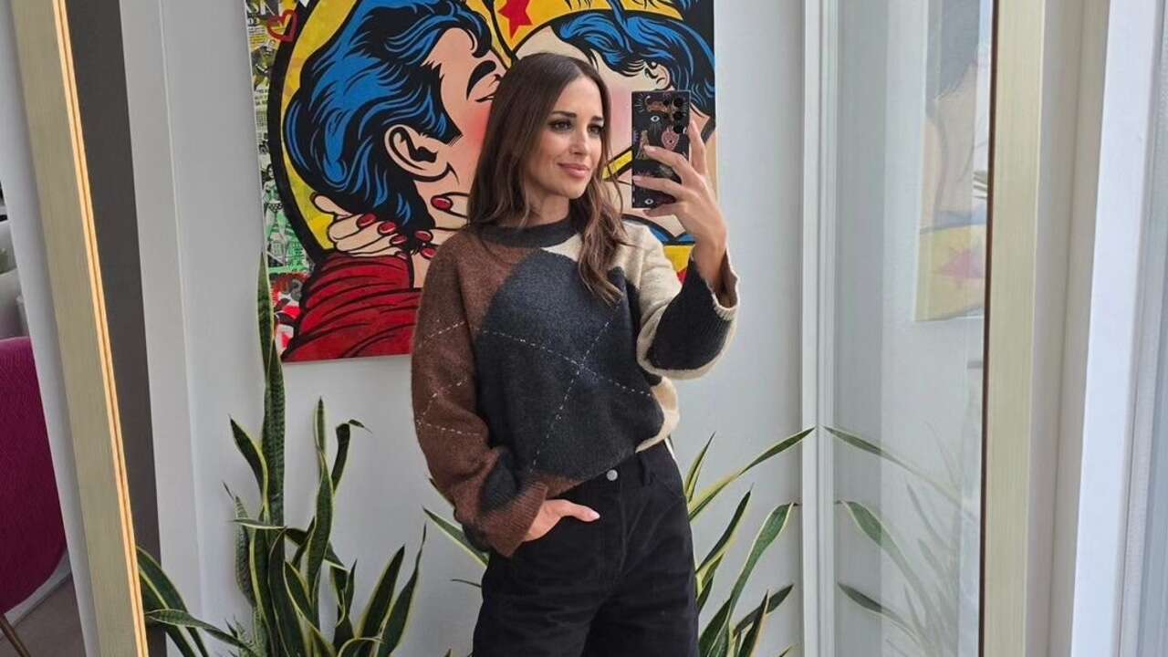 El look de paje real de Paula Echevarría con parka de pelo y bolso de ante es el uniforme en tendencia que llevarás estos días