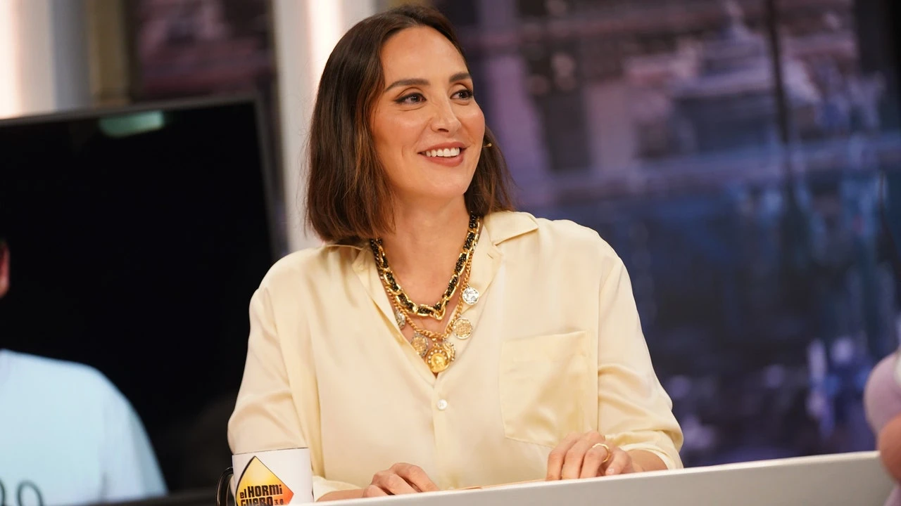 Tamara Falcó conquista ‘El Hormiguero’ con un conjunto pijamero de seda de Zara: elegancia con sello español