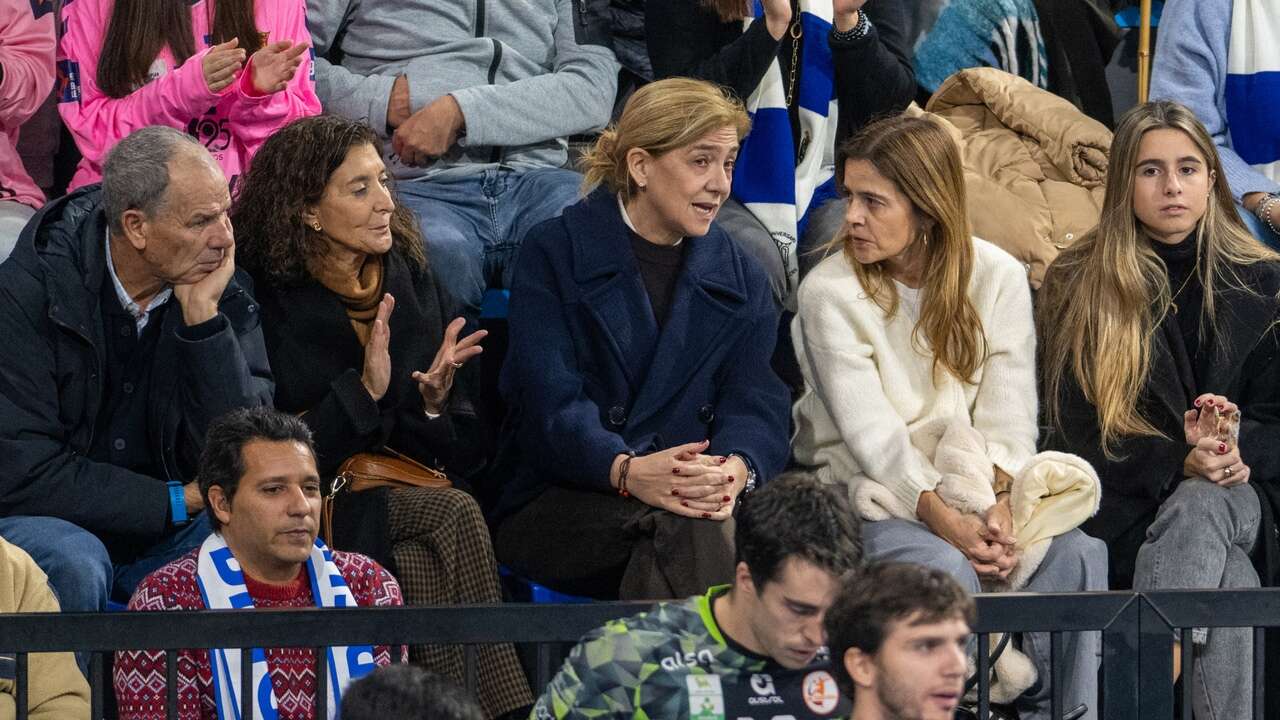 La Infanta Cristina tira del clásico abrigo azul marino y los básicos invernales que siempre triunfan en su cita deportiva más especial