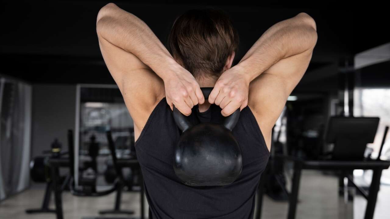 ¿Es mejor entrenar cuerpo completo o músculos específicos en el gimnasio? Los expertos responden