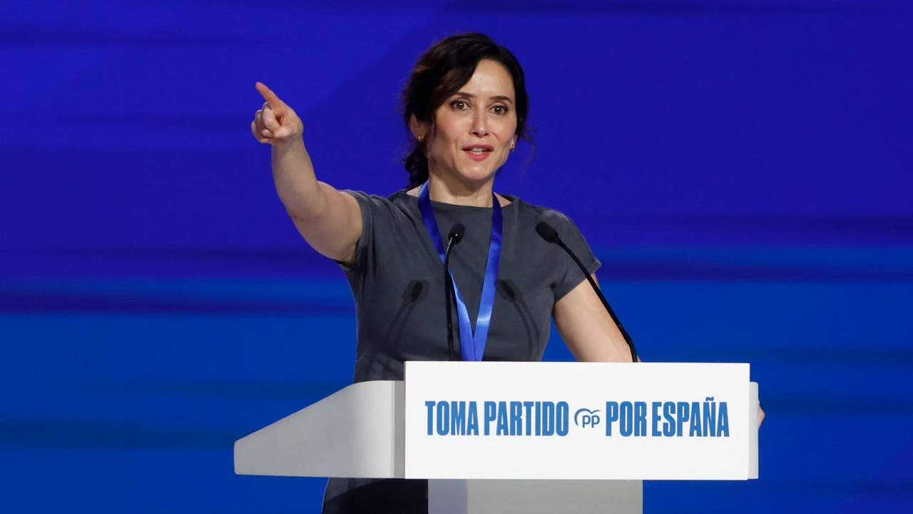 Ayuso vuelve al gris y confirma que incluso sus vestidos más sobrios sigue siendo un acierto total