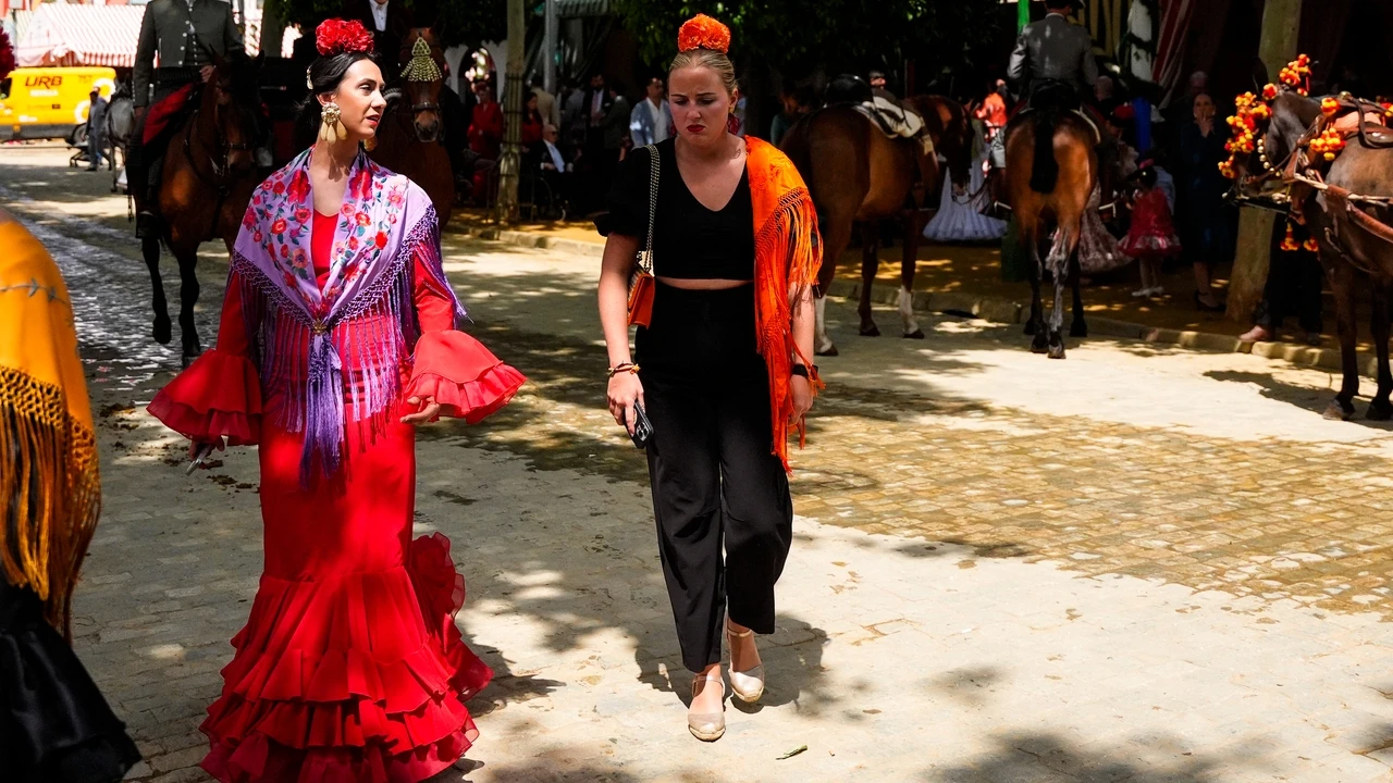 ¿Cómo cuidar tus pies durante la Feria de Abril? Un podólogo nos da la respuesta para no sufrir con las alpargatas de cuña