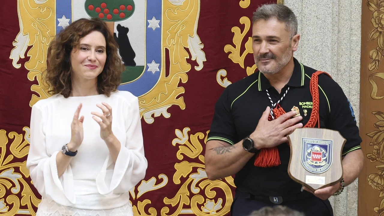 Ayuso vuelve de vacaciones con su falda ibicenca más elegante para celebrar el Día de la Paloma en Madrid
