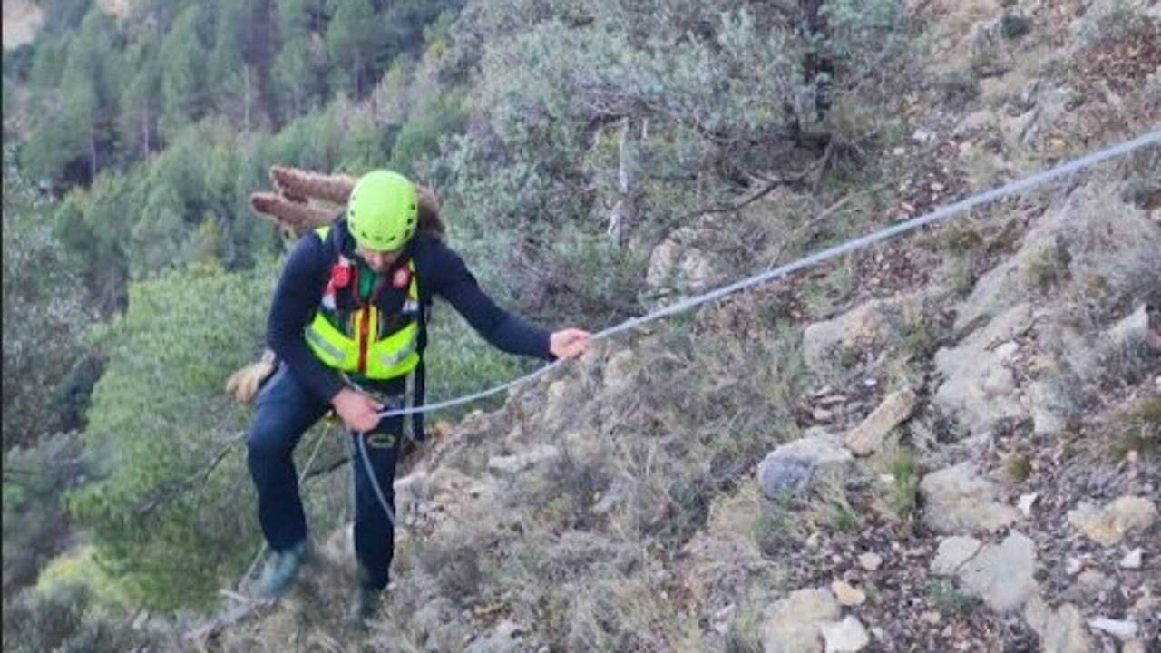 La Guardia Civil de Teruel rescata a dos personas y su perro que se habían quedado enriscados