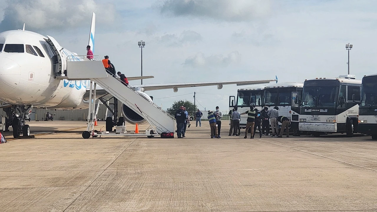 Una ayuda para autodeportarse: la cantidad de dinero que Trump ofrece a los migrantes para abandonar EE UU